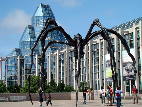 Image of exterior of National Gallery of Canada and the huge Spider sculpture near its facade.